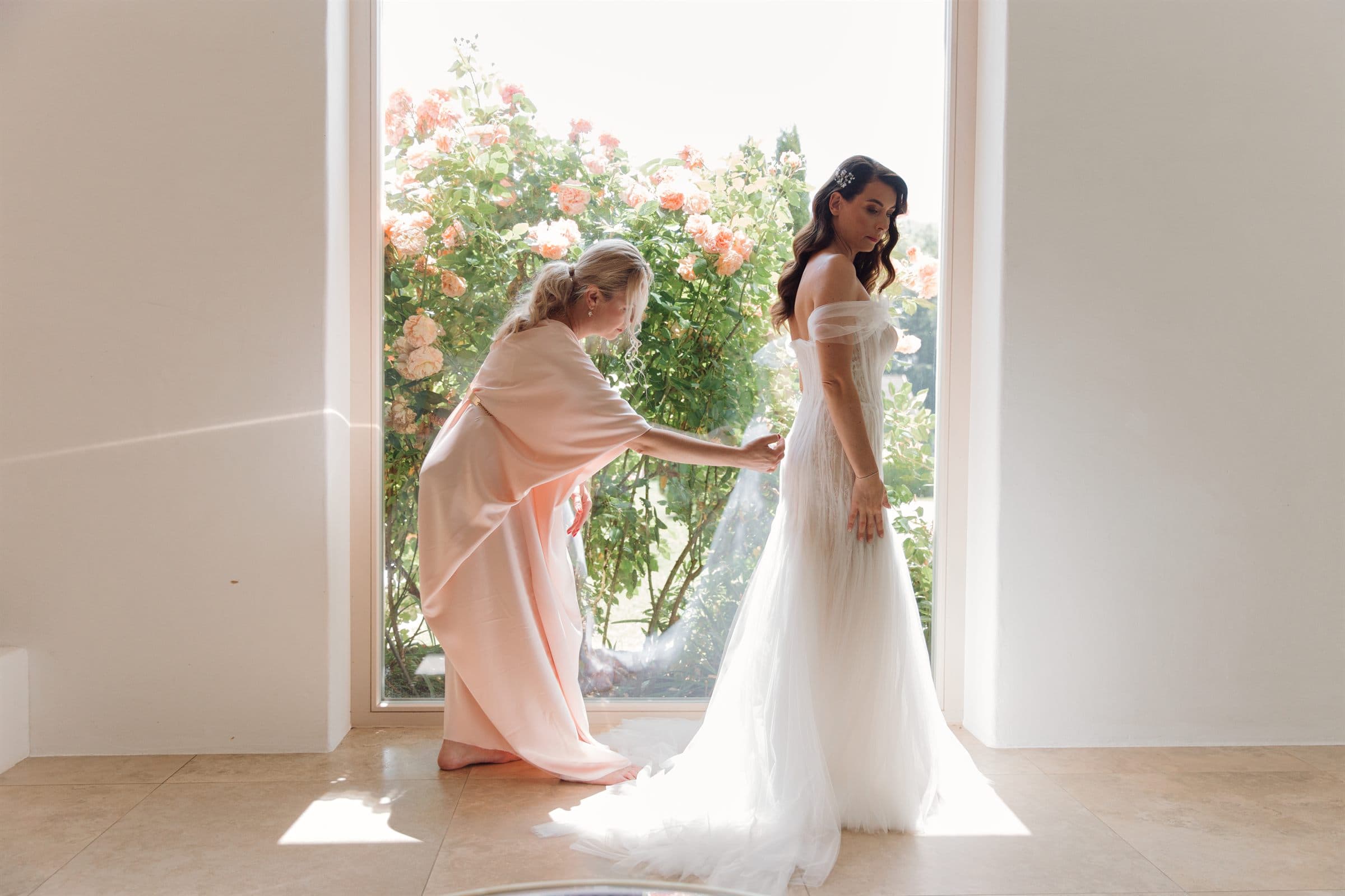 Couture-Brautkleid in einer hellen Atelierkomposition.